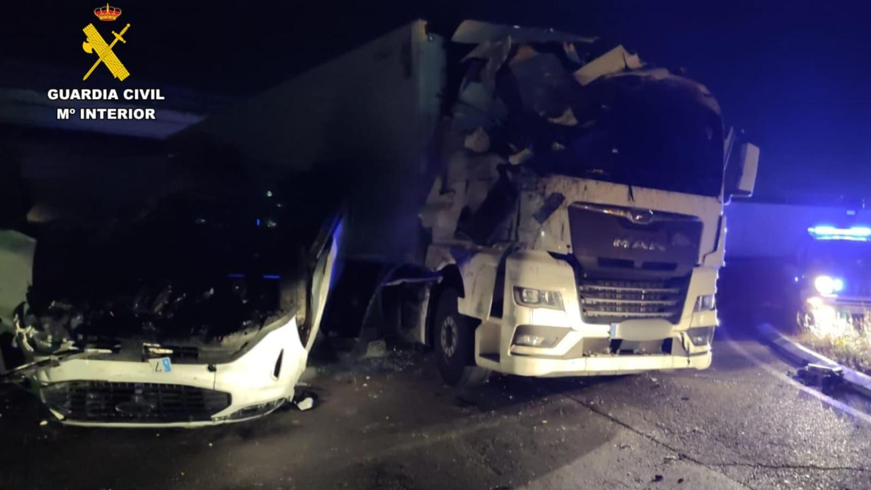 Un taxista se despista y cae encima de un camión cerca de Zaragoza: el camionero está herido grave