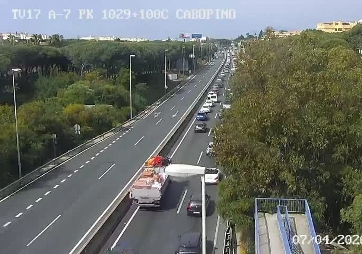 Un alcance entre dos vehículos complica el tráfico en la A-7 en Marbella