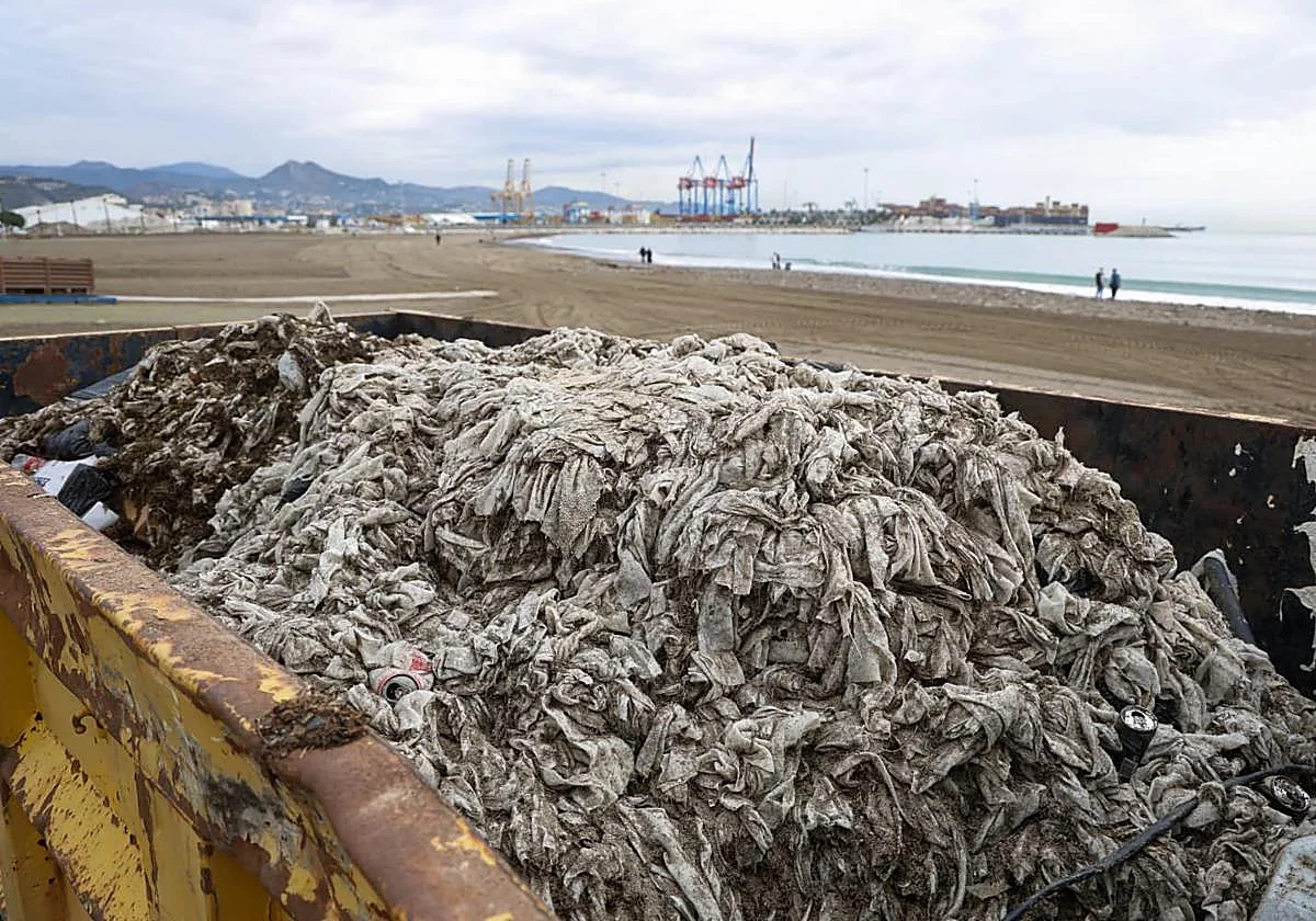 Storms and lack of civic awareness fill Malaga city beach with wet wipes
