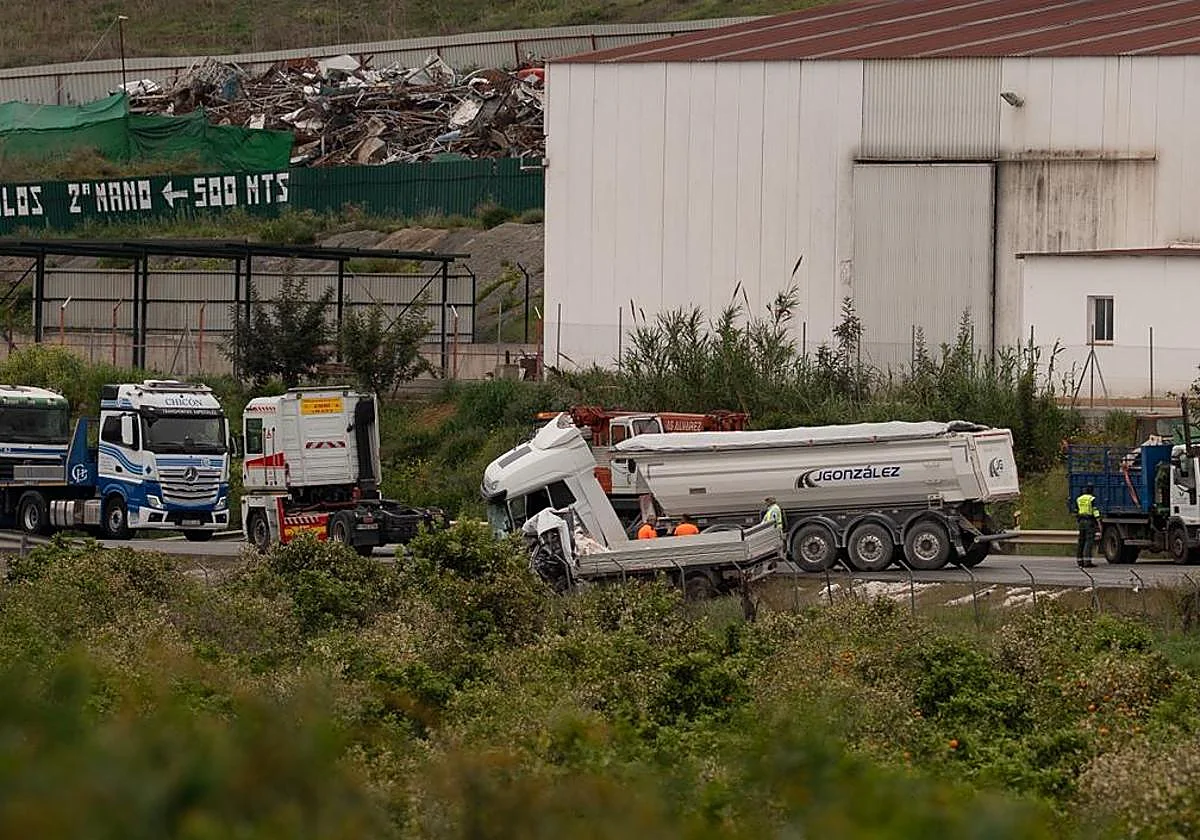 Cortada la A-357 en un accidente con un fallecido tras colisionar una furgoneta con un camión cargado de áridos