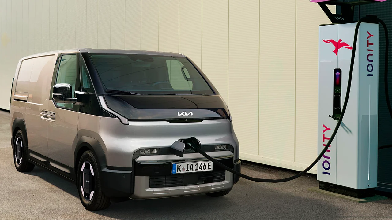 KIA PV5 Crew Van, la furgoneta eléctrica con 300 km de autonomía que cambia de trabajo a familiar en segundos