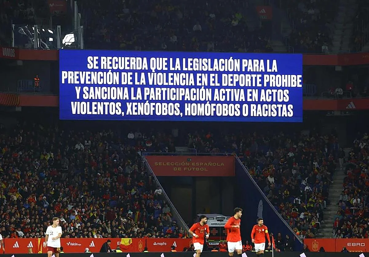 La FIFA expedienta a la Federación Española por los cánticos racistas en Cornellà