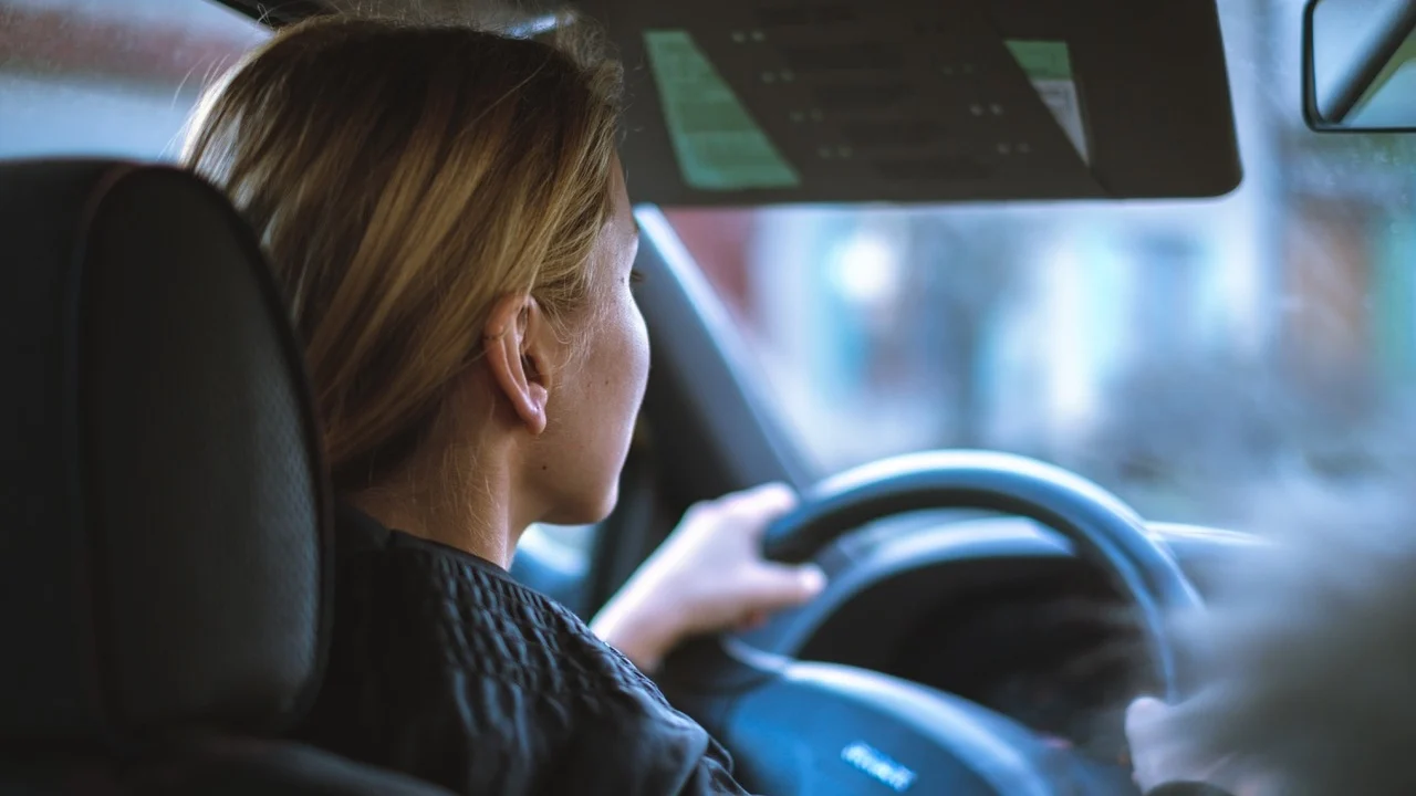 Un mal hábito al volante explicaría por qué las mujeres sufren más lesiones en accidentes de tráfico, según expertos