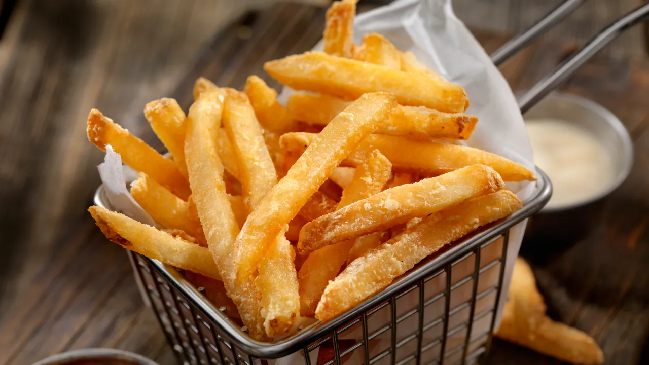 Cómo reducir la grasa de las papas fritas usando tu microondas en el proceso
