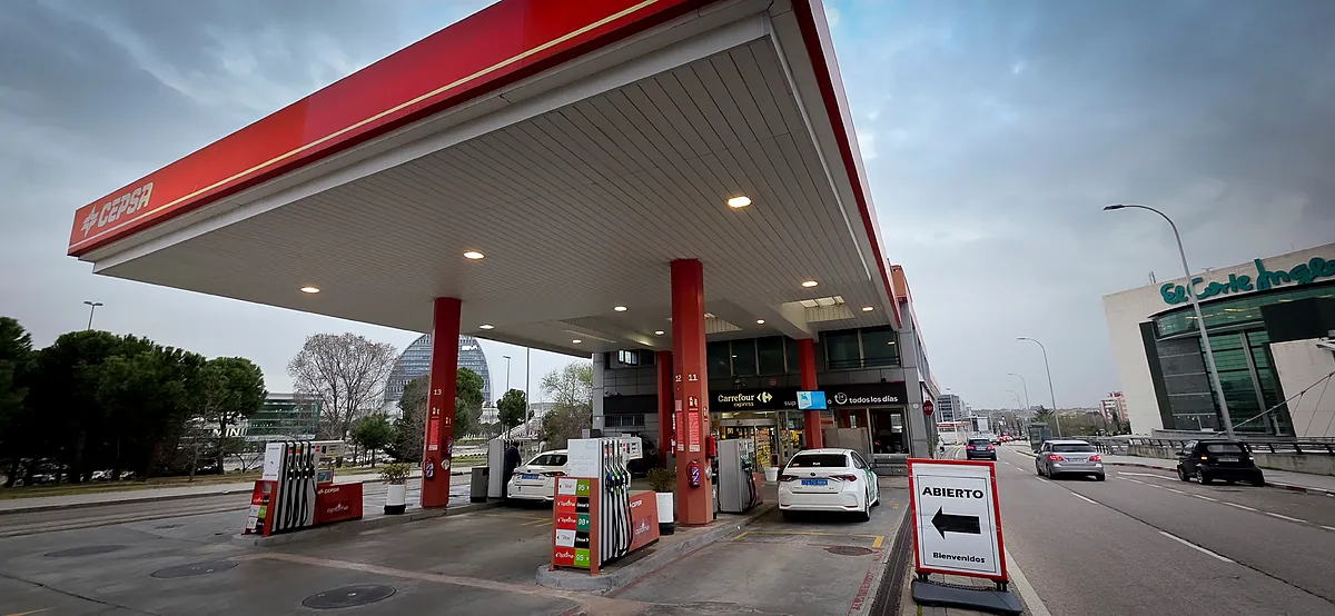 Bruselas advierte a España: la rebaja al IVA de los combustibles contraviene la Directiva europea