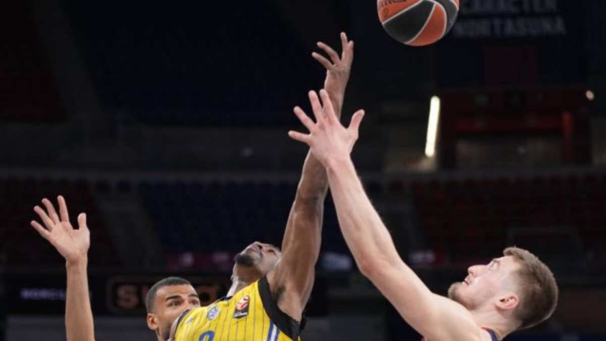 El Baskonia gana al Maccabi en un Buesa vacío