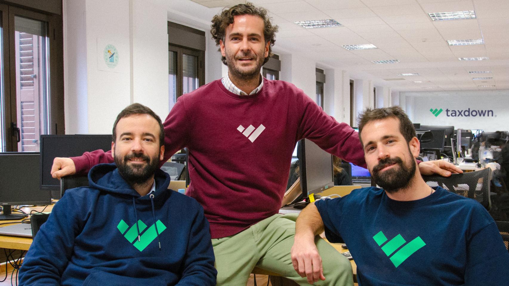 Ahorra 400 € en la declaración de la Renta 2025-2026: así es el sistema de los 'millennials' Álvaro, Quique y Joaquín