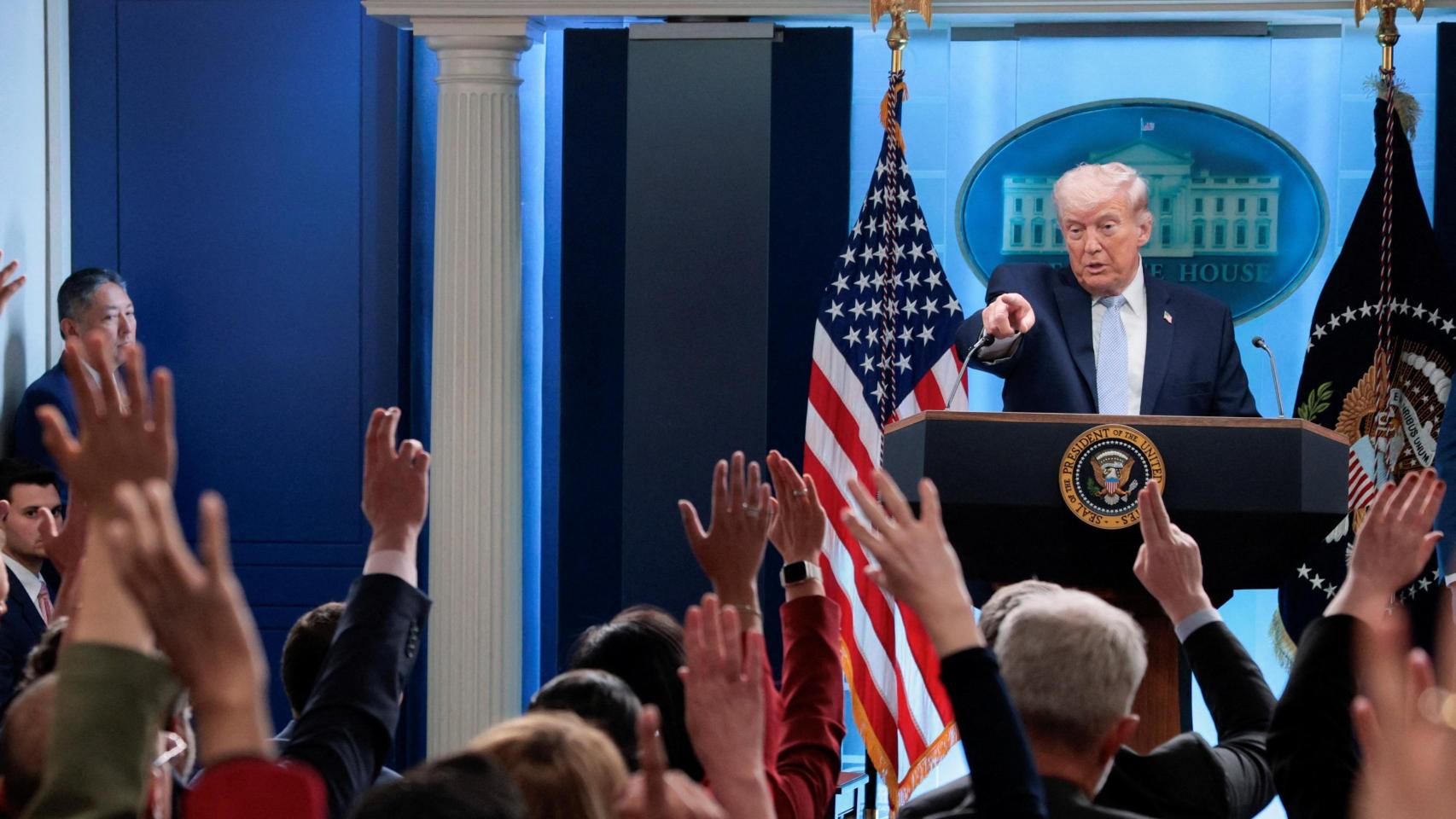 El periodista que publicó la desaparición del piloto del F-15 no revelará su fuente pese a que Trump le amenaza con la cárcel