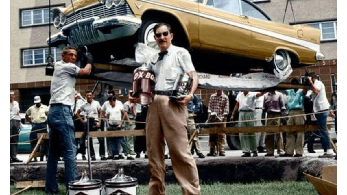 Este coche estuvo 50 años enterrado y al sacarlo se encontraron con una gran sorpresa