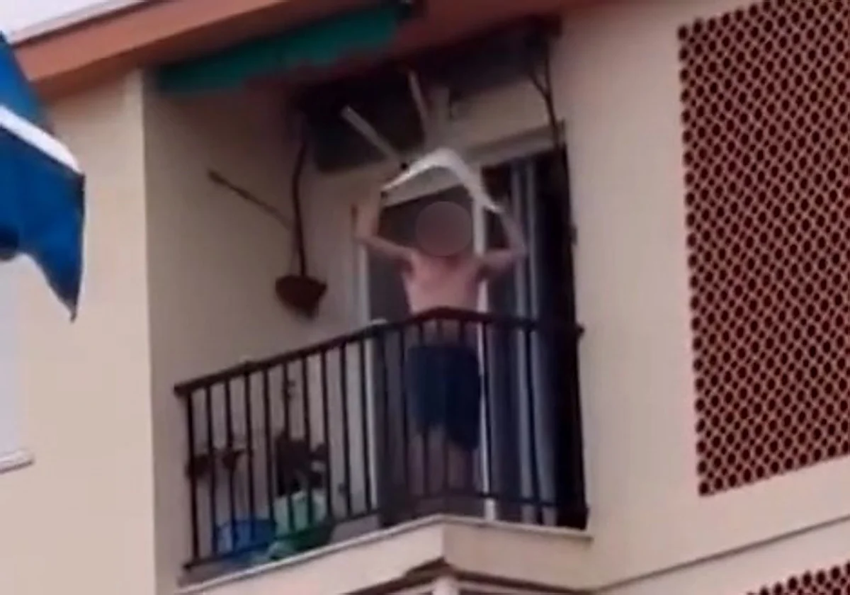 Detenido por lanzar el mobiliario de su casa desde el balcón de un noveno en Marbella