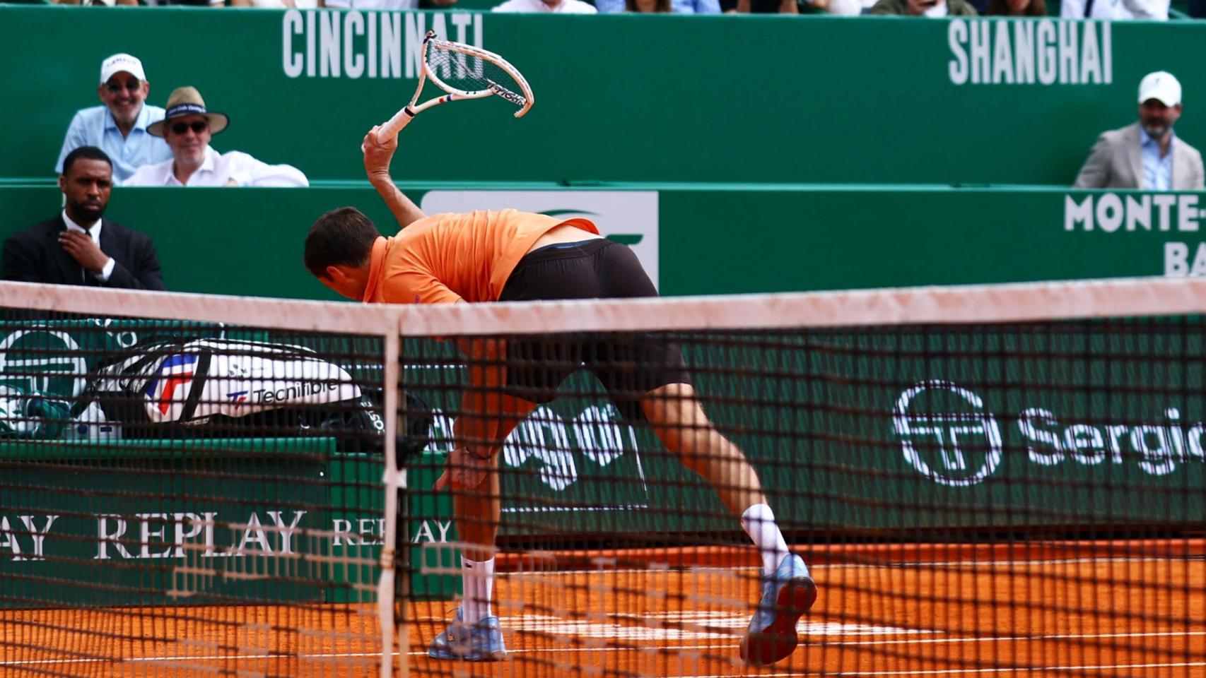 El bochorno de Medvedev en Montecarlo: destroza su raqueta tras sufrir la peor derrota de su carrera