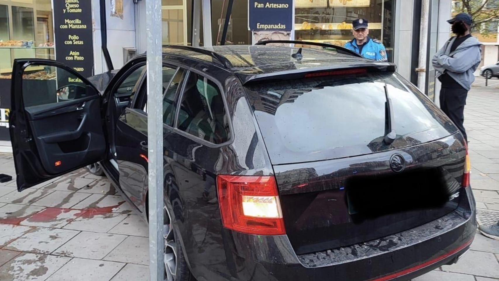 Un coche se empotra contra el escaparate de una panadería en León: herido un joven de 20 años