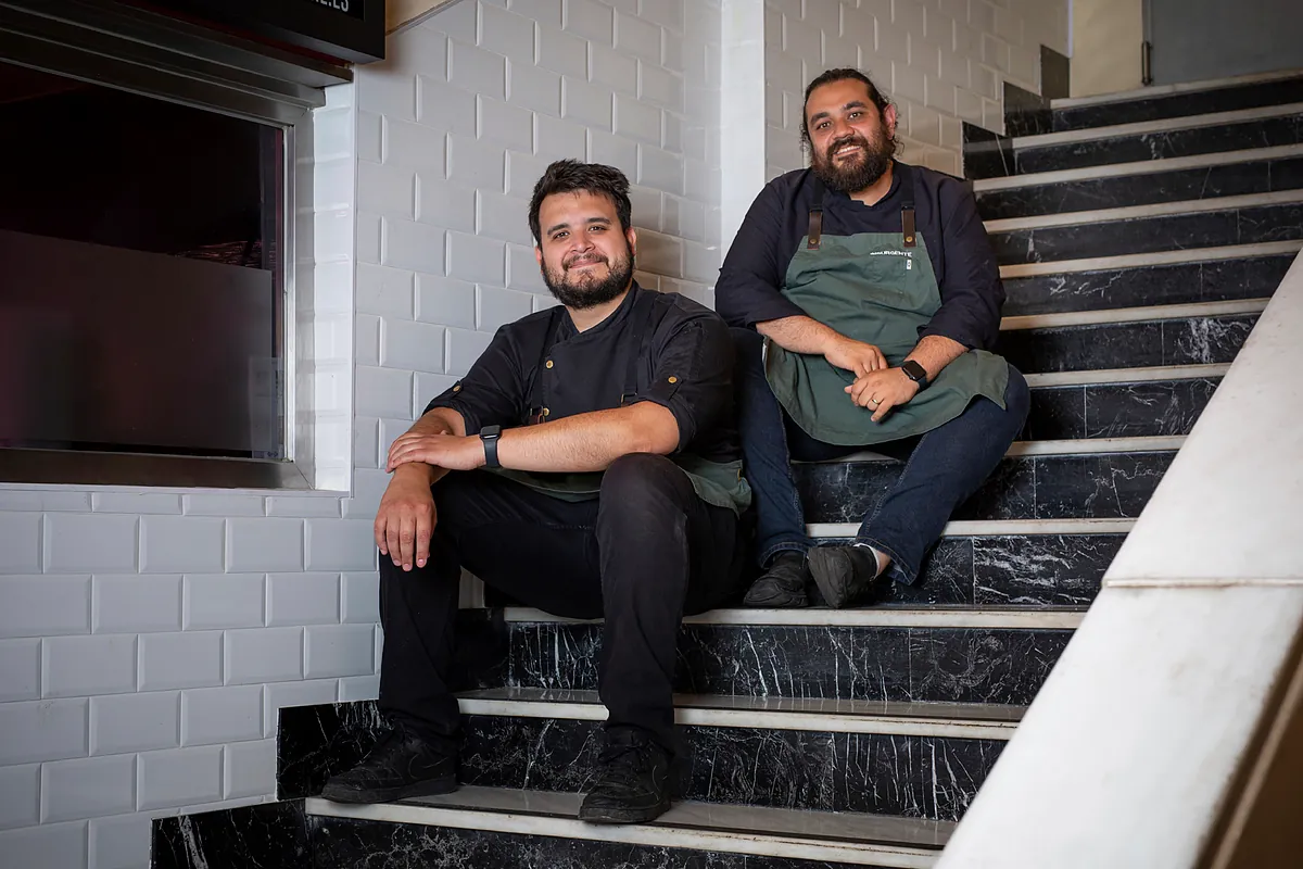 Dos mesas, de mercado en mercado