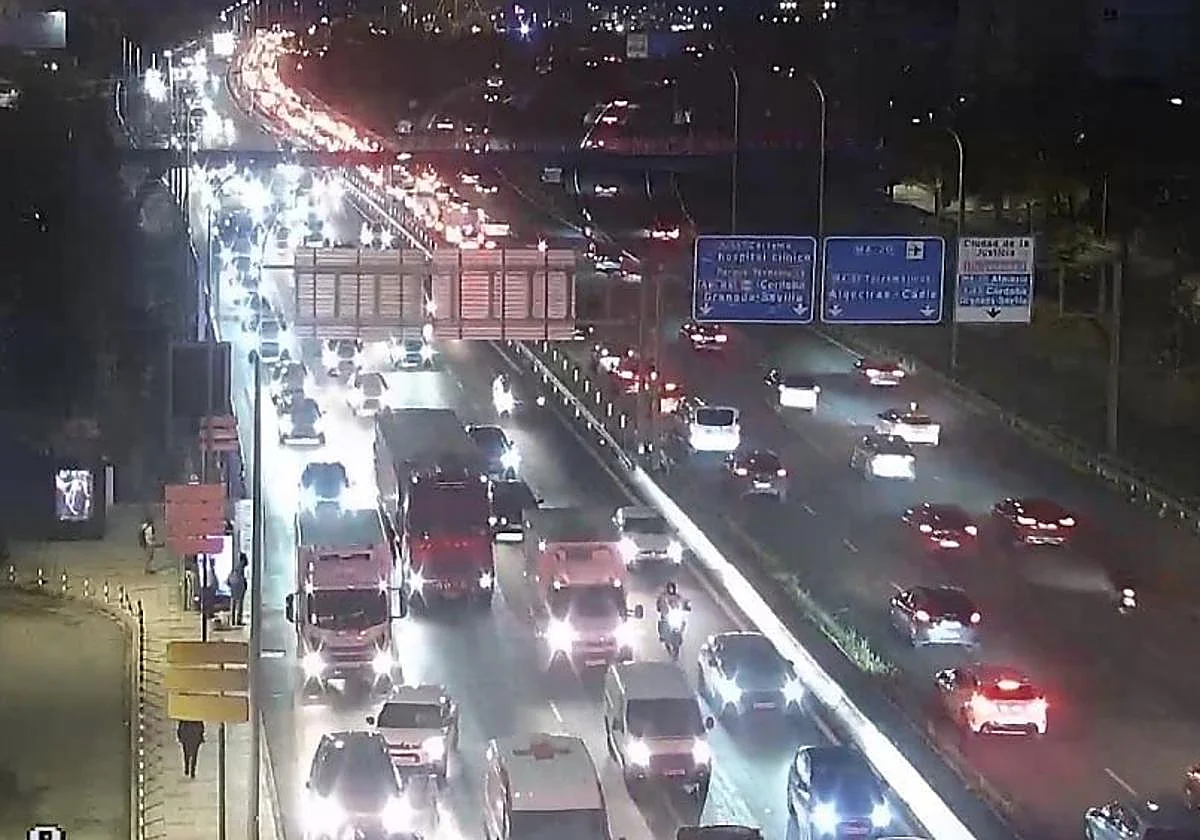 Importantes retenciones en Málaga por un accidente en la A-357, a la altura del Clínico