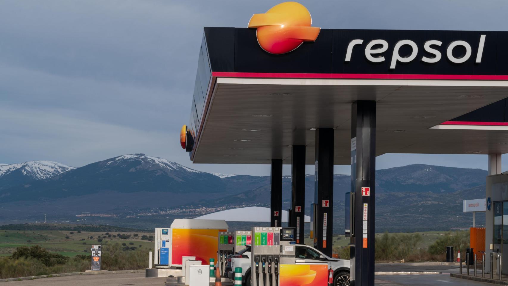 Repsol amplía hasta el 3 de mayo sus descuentos de hasta 40 céntimos por litro