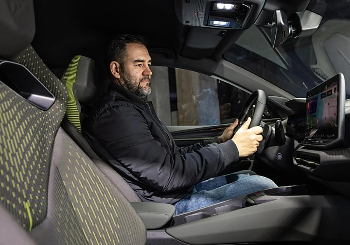 Cupra lanza el eléctrico Raval, al que fía el futuro de la compañía