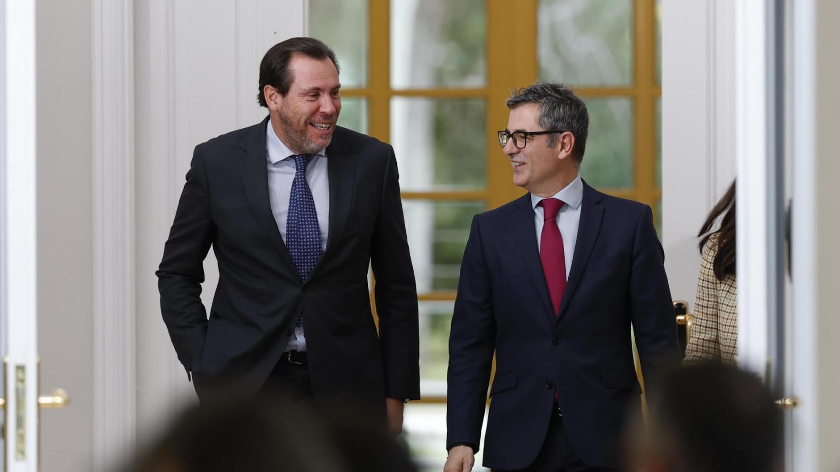 Moncloa rescata y pone sueldo de alto cargo al oficial de Ábalos cesado hace un año en plena investigación de las mascarillas