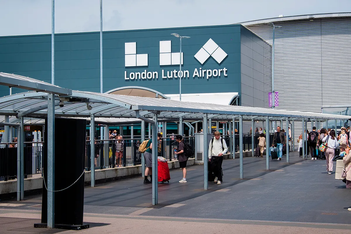 Aena cobra 128 millones de las aseguradoras por el incendio del aeropuerto de Luton