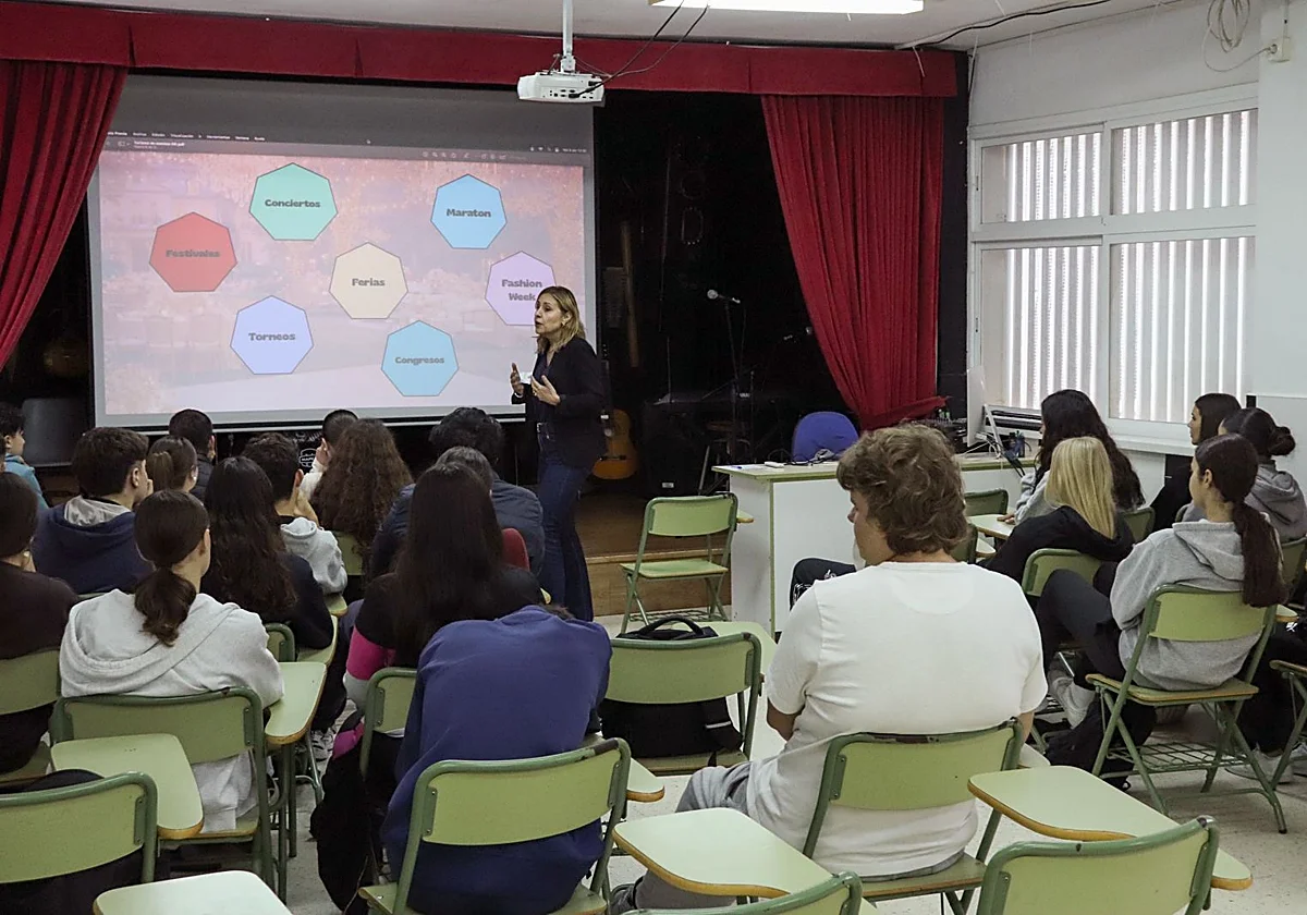 Clases sobre el negocio turístico para más de 500 estudiantes de Torremolinos