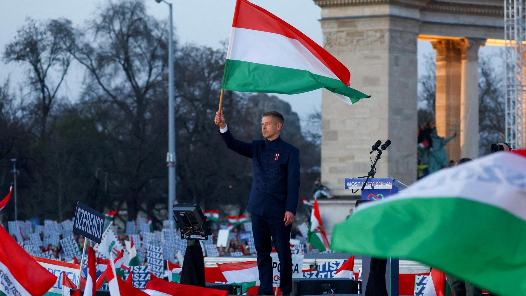 Magyar, el 'mesías' conservador que amenaza con tumbar a Orbán y devolver a Hungría a la UE... y a la senda democrática