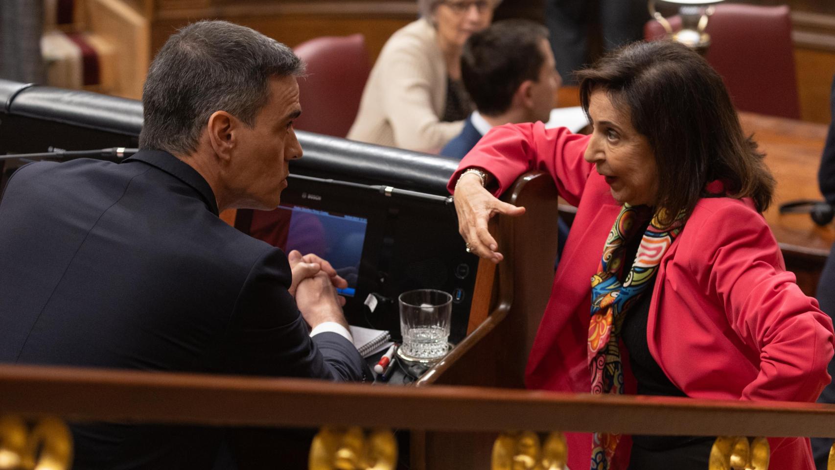 Sánchez moviliza otro buque de guerra de espaldas al Congreso mientras bloquea la ley que le impone mayores controles