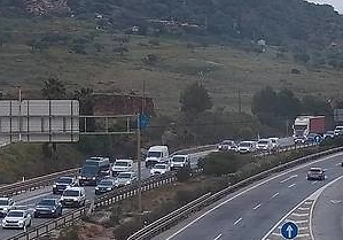 Un accidente en la A-357 deja dos kilómetros de retenciones en los accesos a Málaga