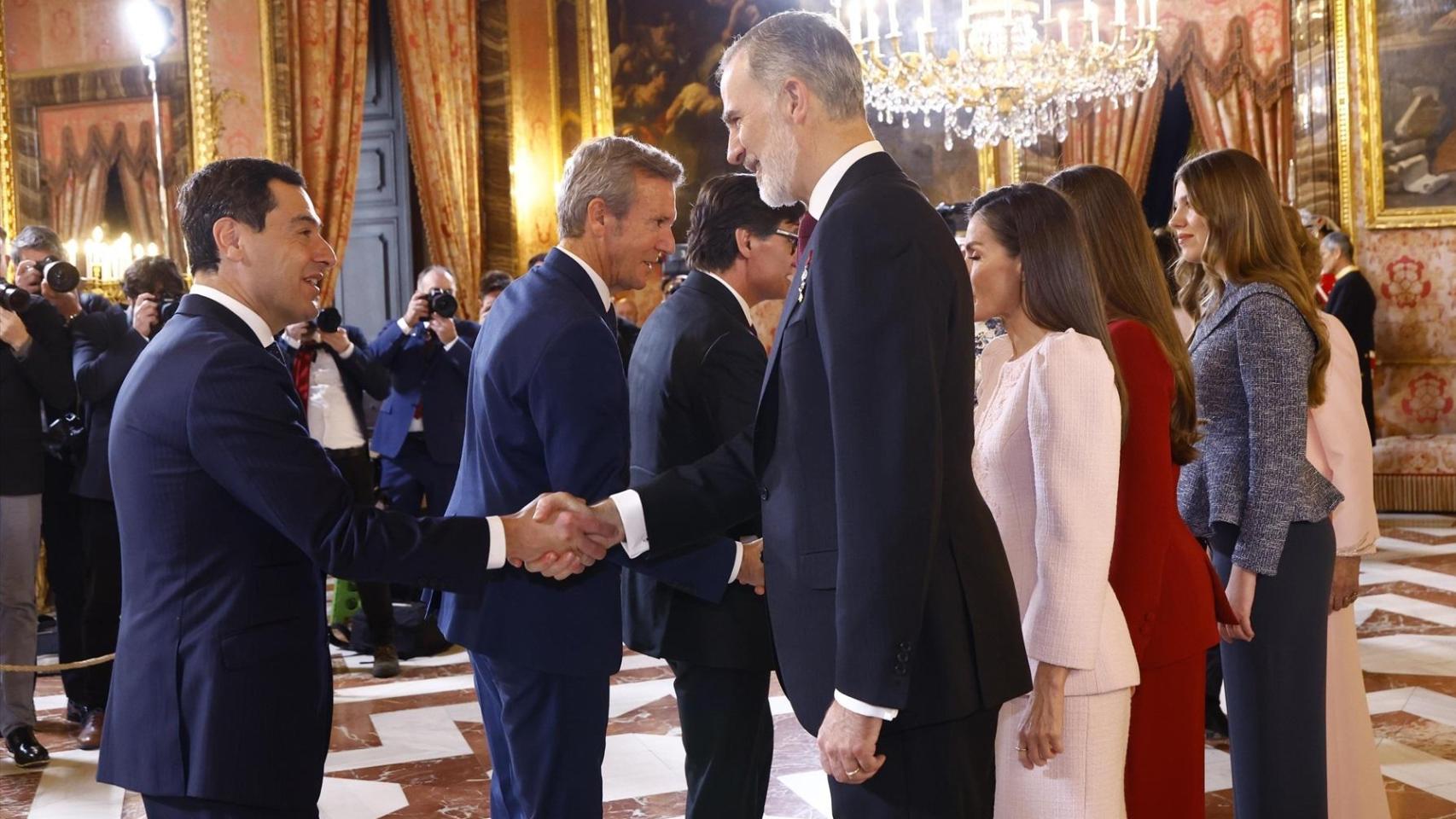 El premio que el Rey entregará a Juanma Moreno se aplaza hasta después de las elecciones