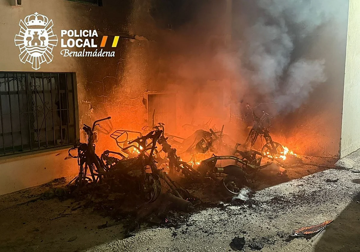 Diez vehículos calcinados, dos locales dañados y vecinos desalojados por un incendio en Benalmádena