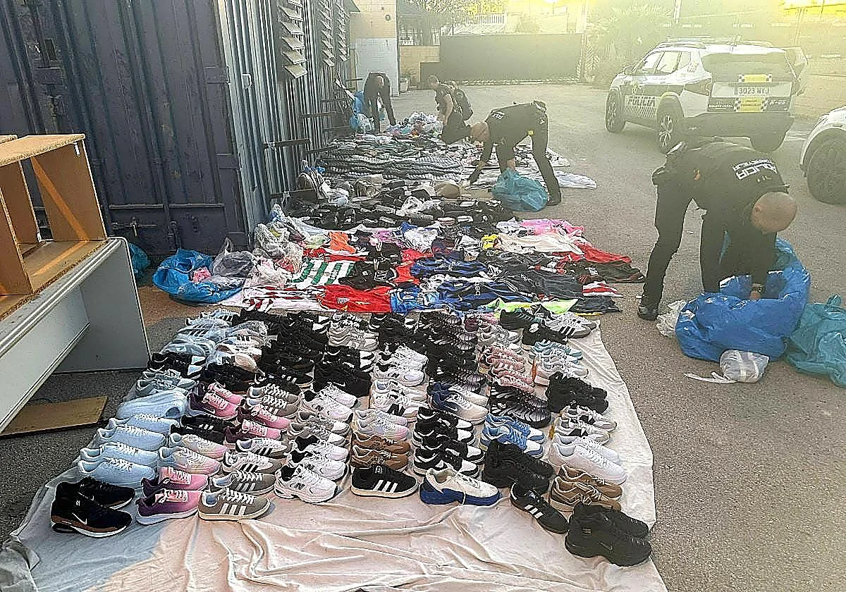 Police crack down on illegal street vending in Alicante town: vendors flee leaving almost 500 articles behind