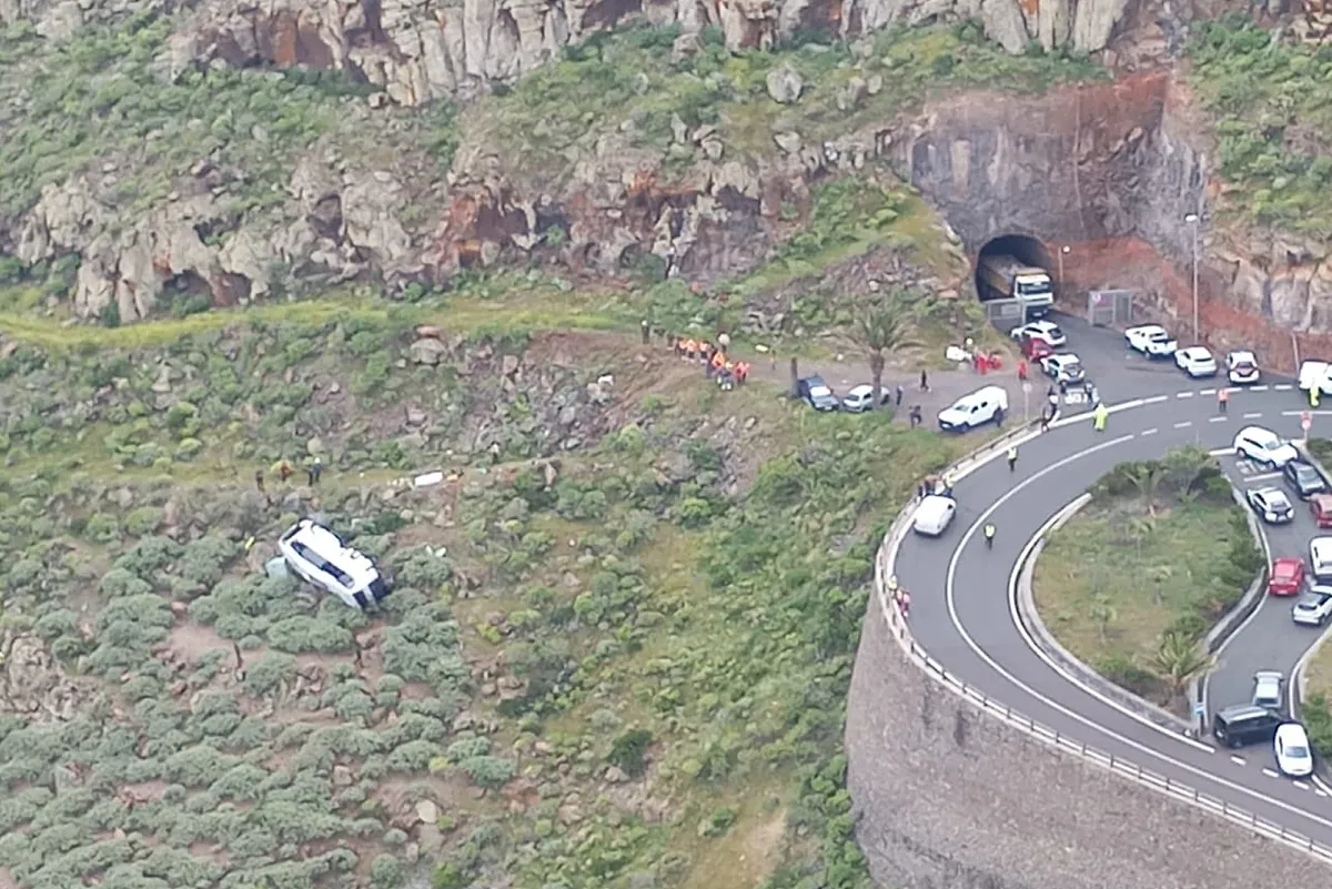 Un muerto y 14 heridos en el accidente de un bus turístico en La Gomera