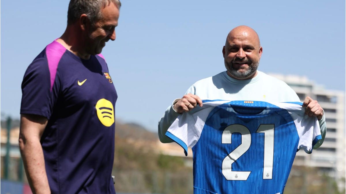 Flick y Manolo se desean suerte con la camiseta de Gavi y Jarque