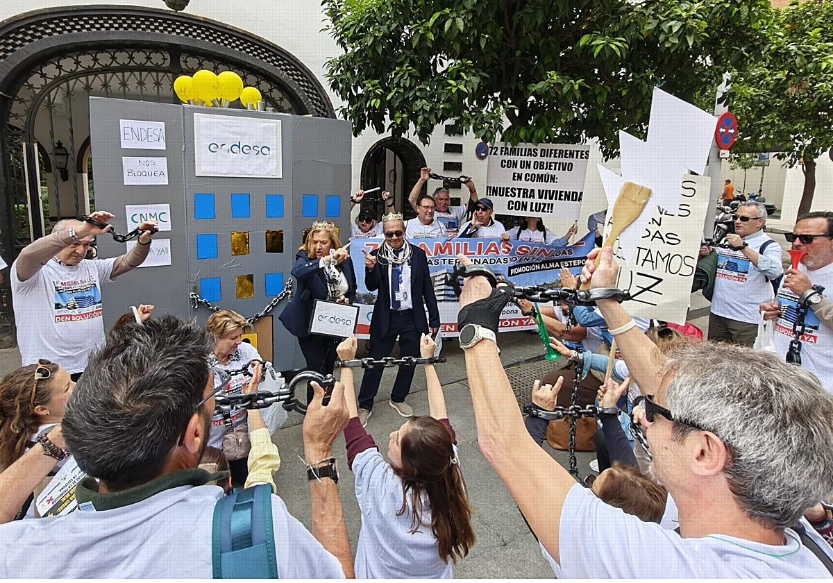 El conflicto por la falta de luz en la promoción Alma, en Estepona, llega a las calles de Málaga