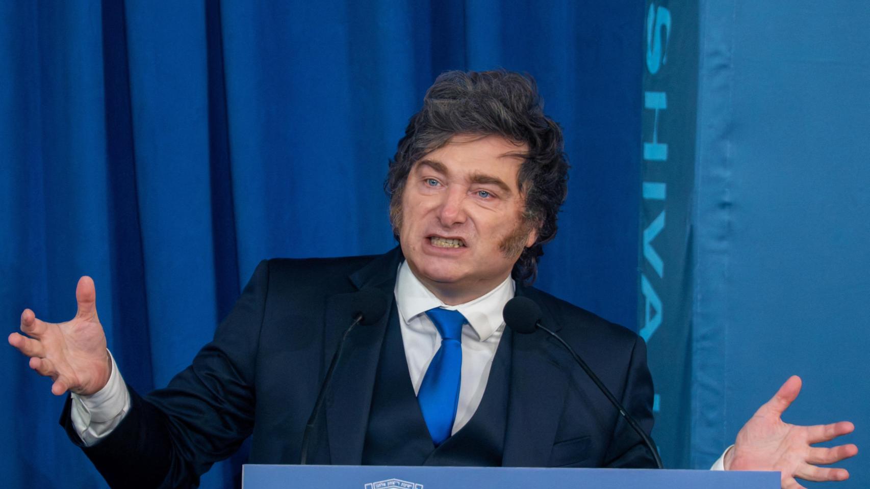 Milei abraza la táctica trumpista de azotar a la prensa: castiga al periodismo crítico con vetos en la Casa Rosada y el Congreso