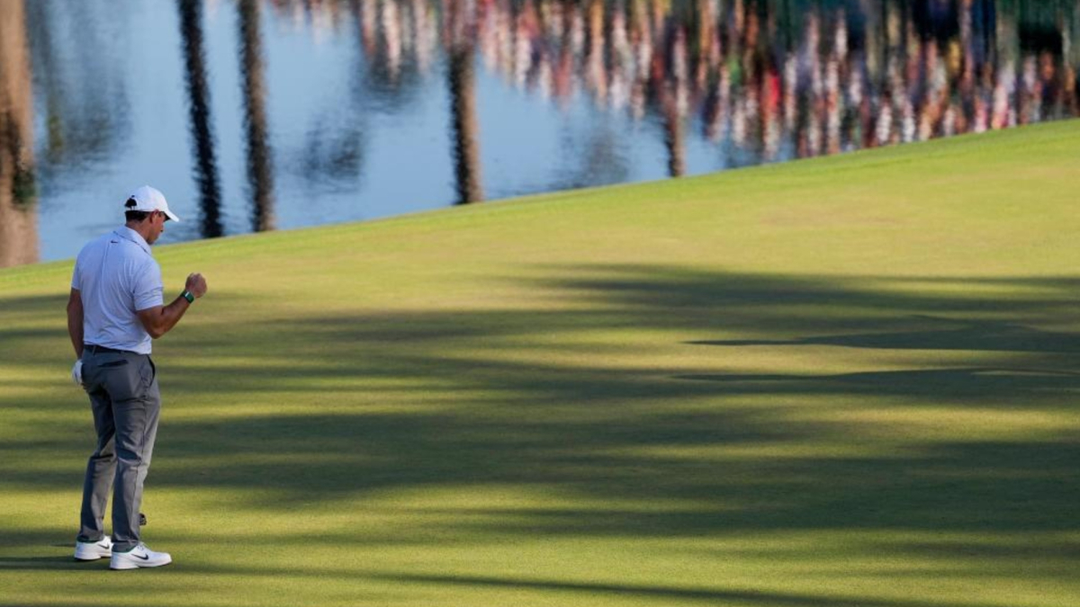 Rory McIlroy mete un brazo y medio en otra chaqueta verde