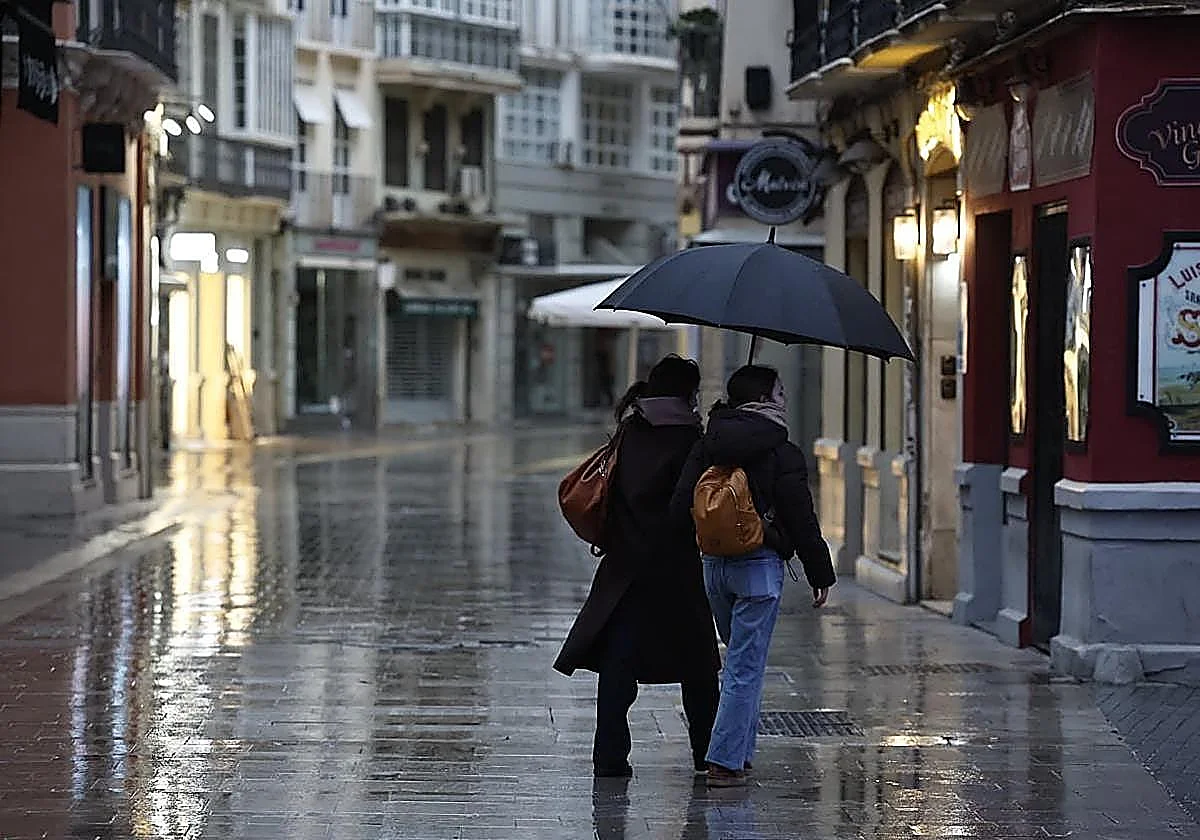El tiempo en Málaga este fin de semana: depósitos de barro y aviso por tormentas con granizo y olas