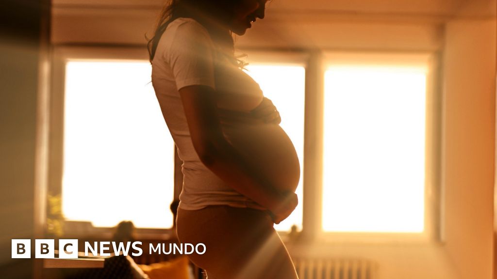 ¿Por qué las mujeres dan a luz acostadas sobre la espalda pese a que no es la posición más adecuada?
