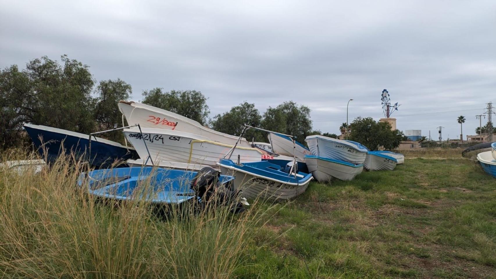 Baleares recibe 400 pateras en un año y pide al Gobierno que asuma el coste de destruirlas: "La costa parece un desguace"