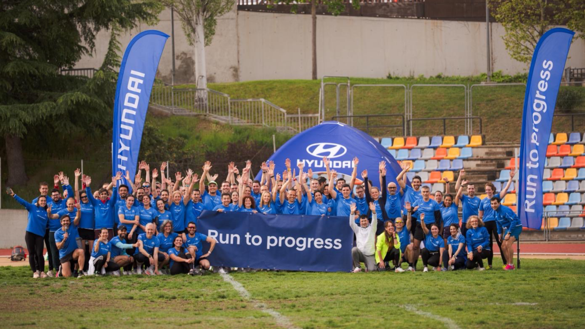 Un elenco de élite pone a punto a 100 atletas populares