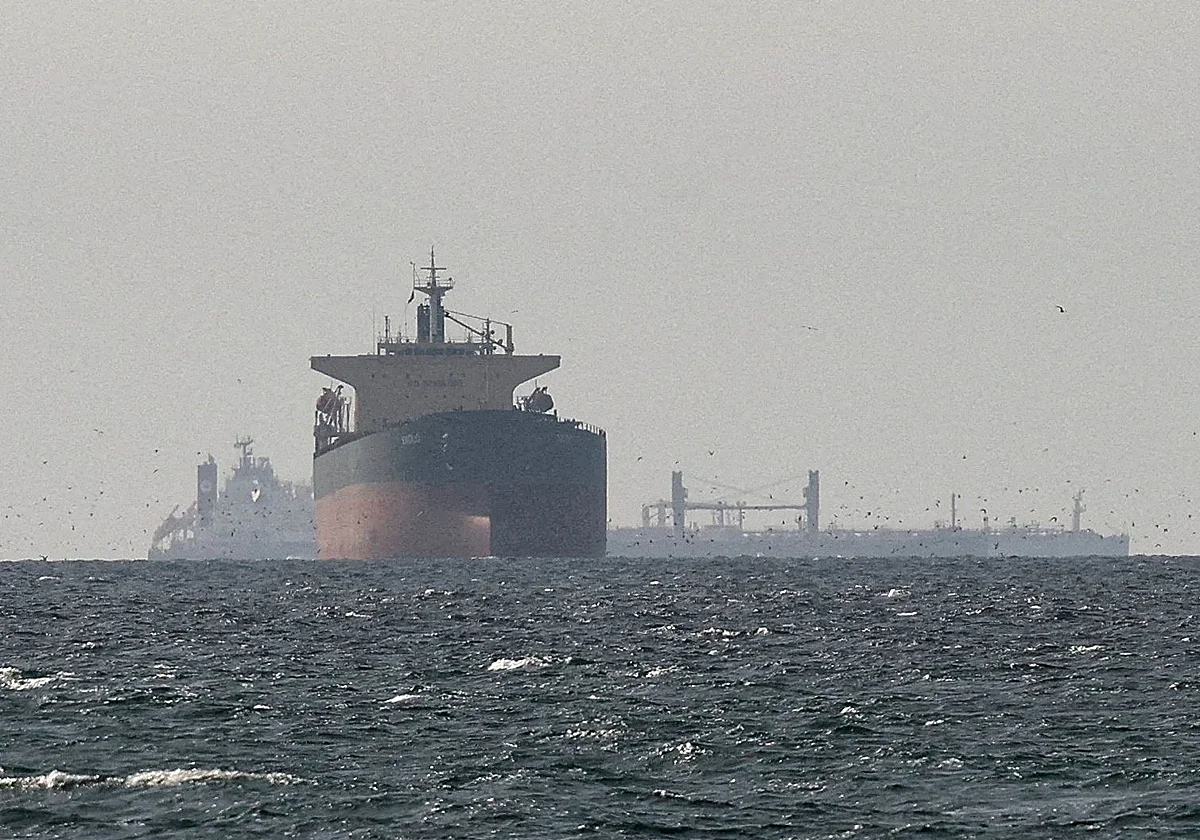 Trump asegura que EE UU está ya limpiando de minas Ormuz porque Irán no puede hacerlo