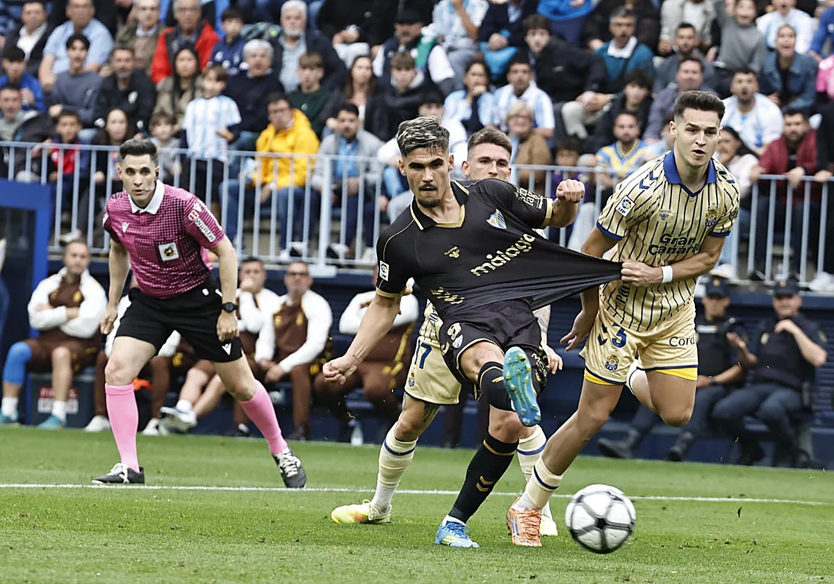El Málaga estrena victoria con una camiseta retro