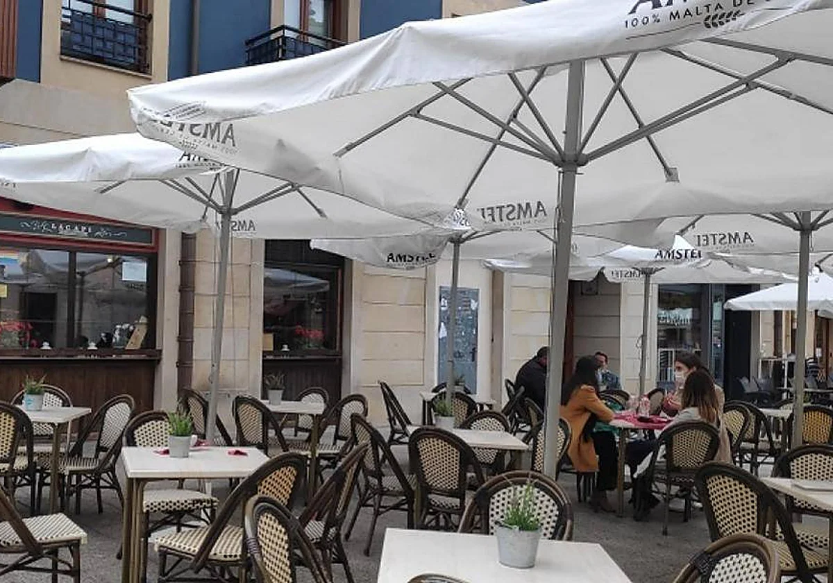 Una comunidad de vecinos logra en el Supremo que un bar con autorización para tener terraza la quite por estar en zona común