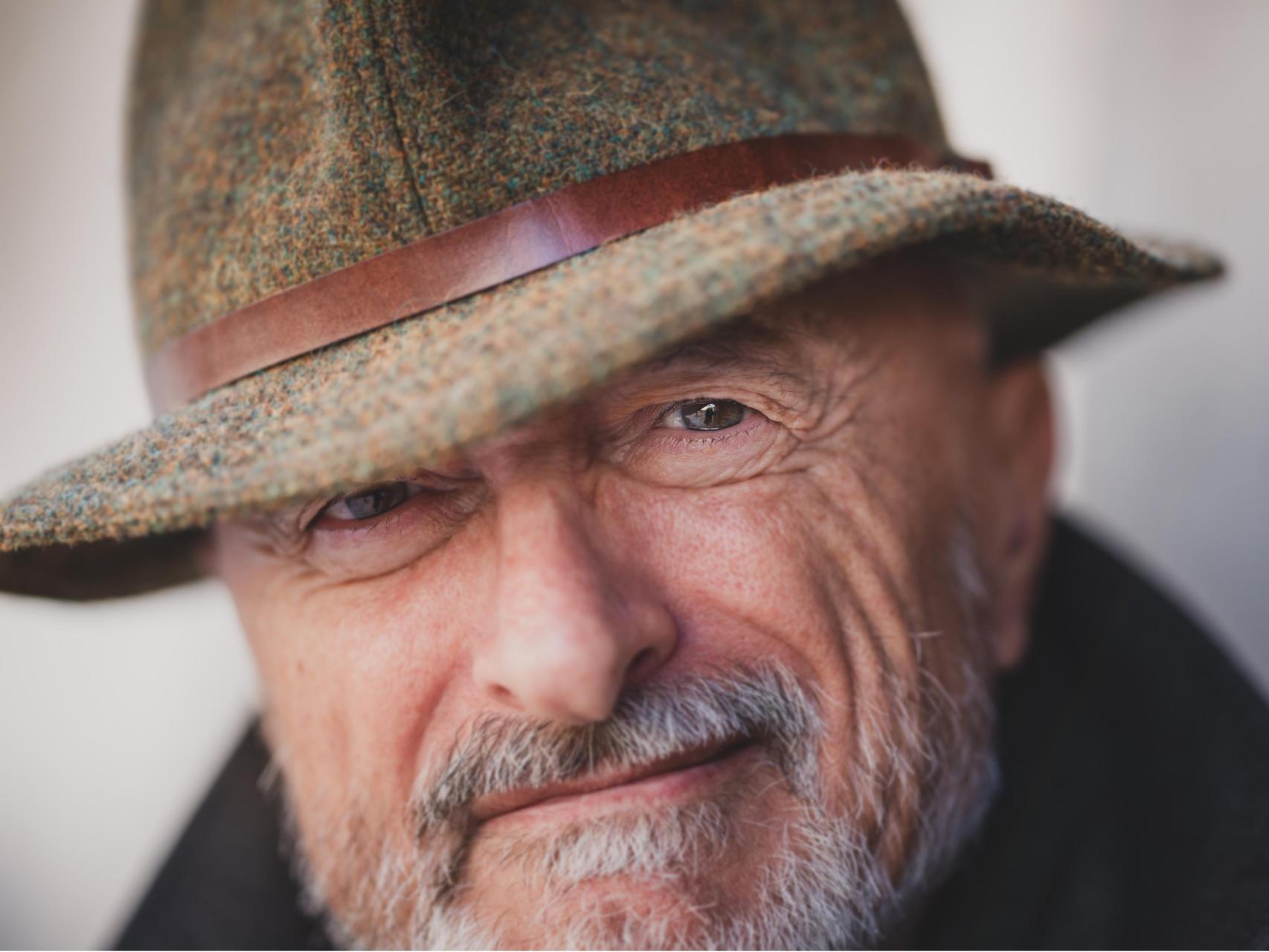 Pérez-Reverte lanza el guante sobre la guerra: "¿Hay diferencia moral entre un muchacho que murió con gorrillo republicano y otro con boina de requeté?"