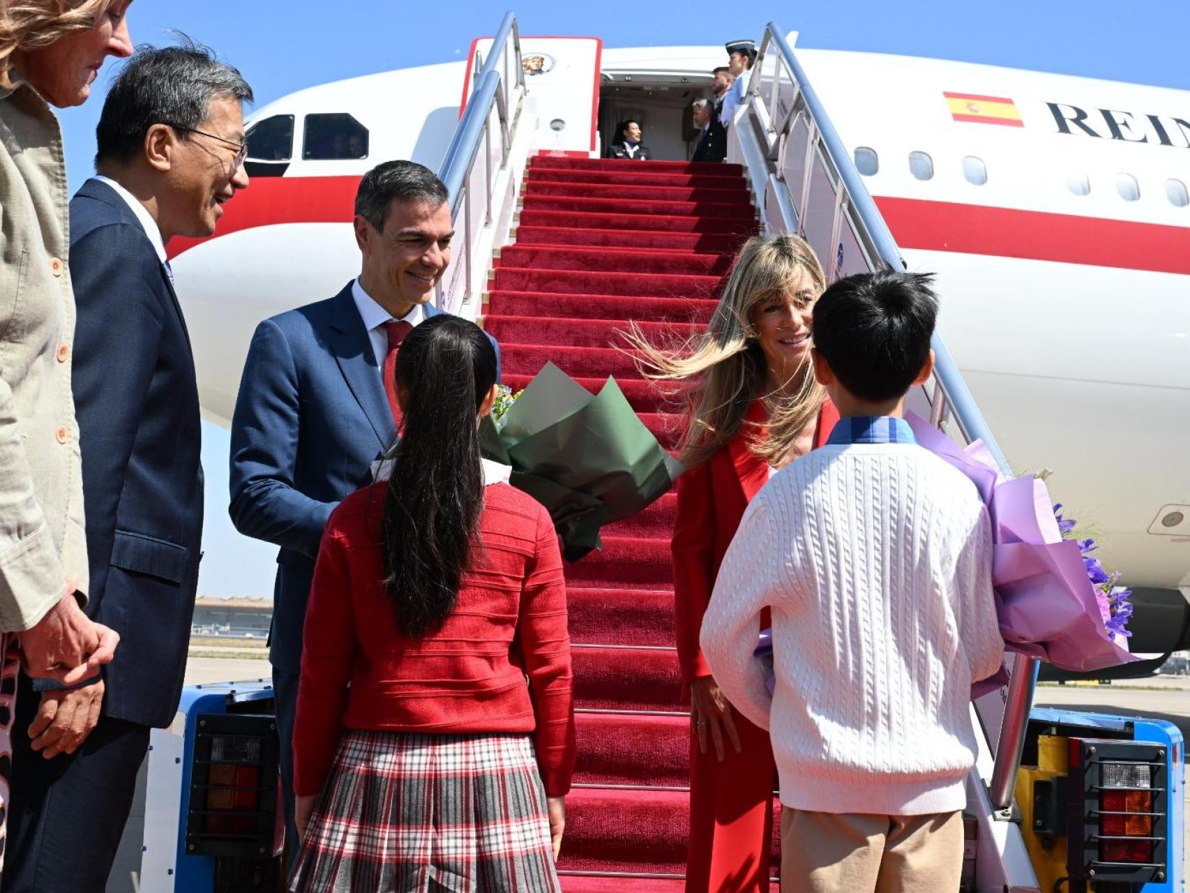 Sánchez, en Pekín con Begoña Gómez mientras la inteligencia de EEUU acusa a China de apoyar militarmente a Irán