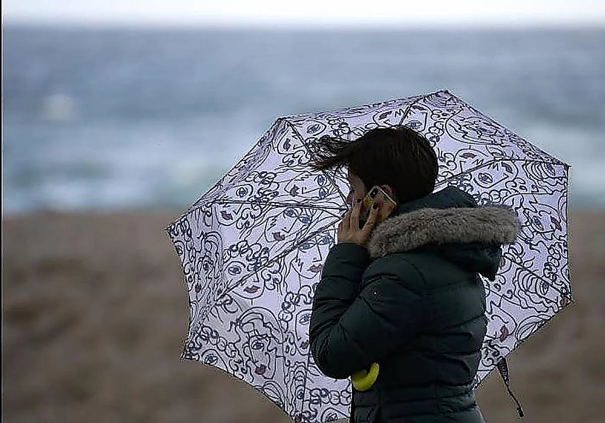 Málaga, en aviso este domingo por viento y olas de hasta tres metros