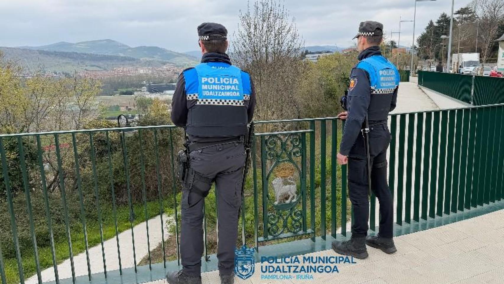 Detenido un hombre con orden de alejamiento por la muerte de una mujer tras precipitarse de una vivienda en Pamplona