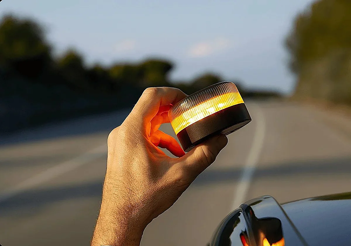 ¿Cómo distinguir si una baliza V-16 obligatoria para 2026 está homologada?