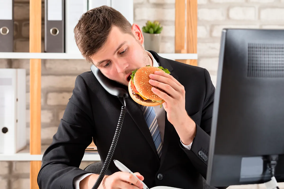 Lo que come puede subirle el cortisol más que el estrés de la oficina
