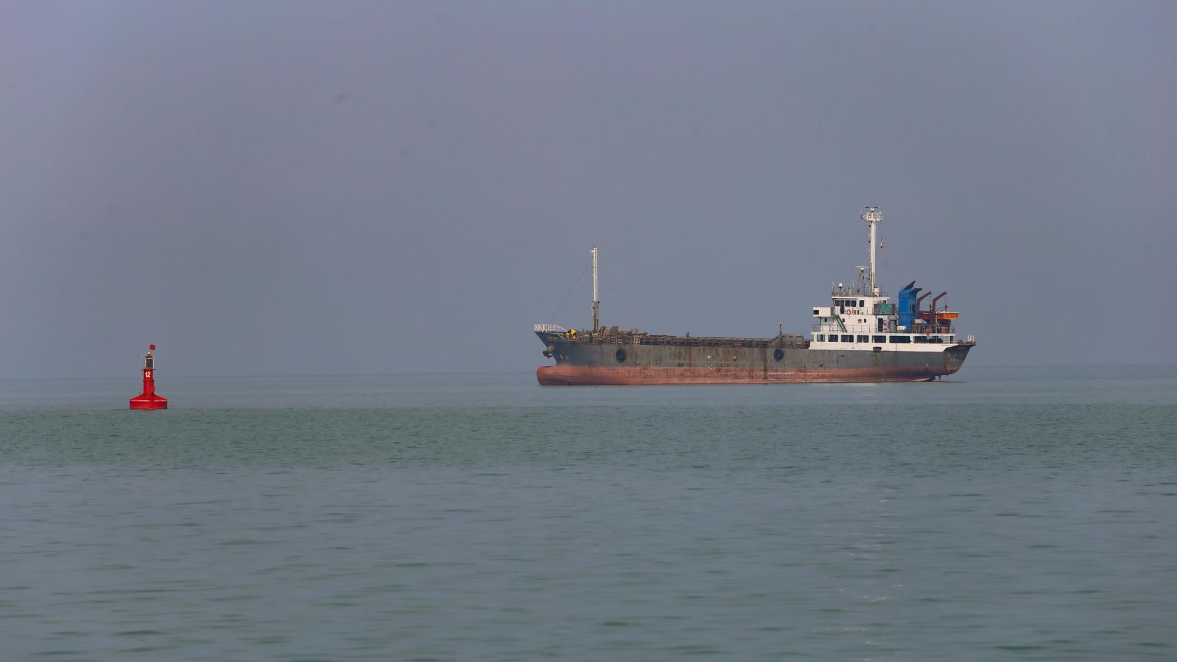 El petróleo se dispara un 7% y vuelve a rebasar los 100 dólares tras anunciar EEUU que bloqueará el estrecho de Ormuz