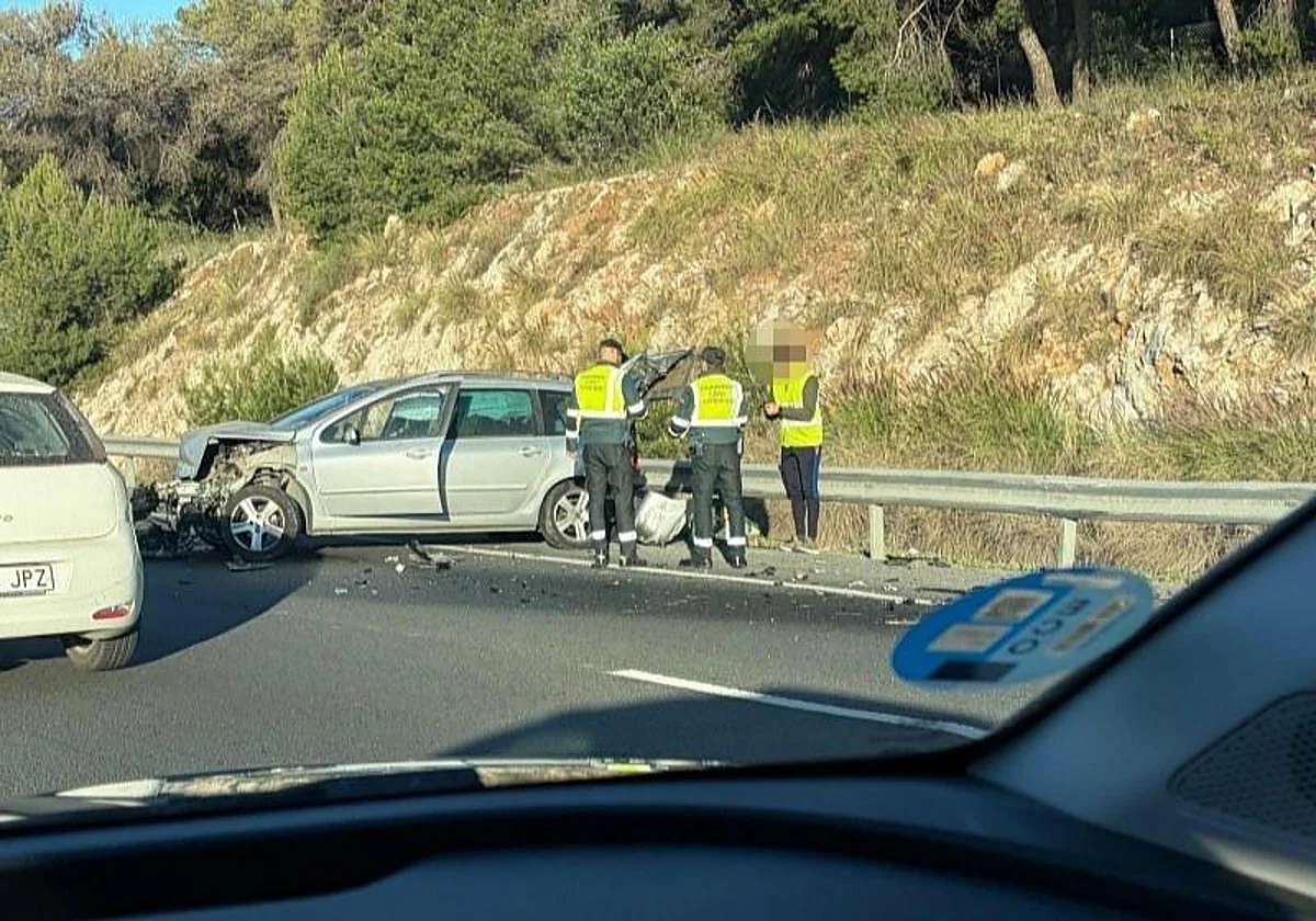 Un coche se sale de la vía tras una colisión con un camión en Arroyo de la Miel