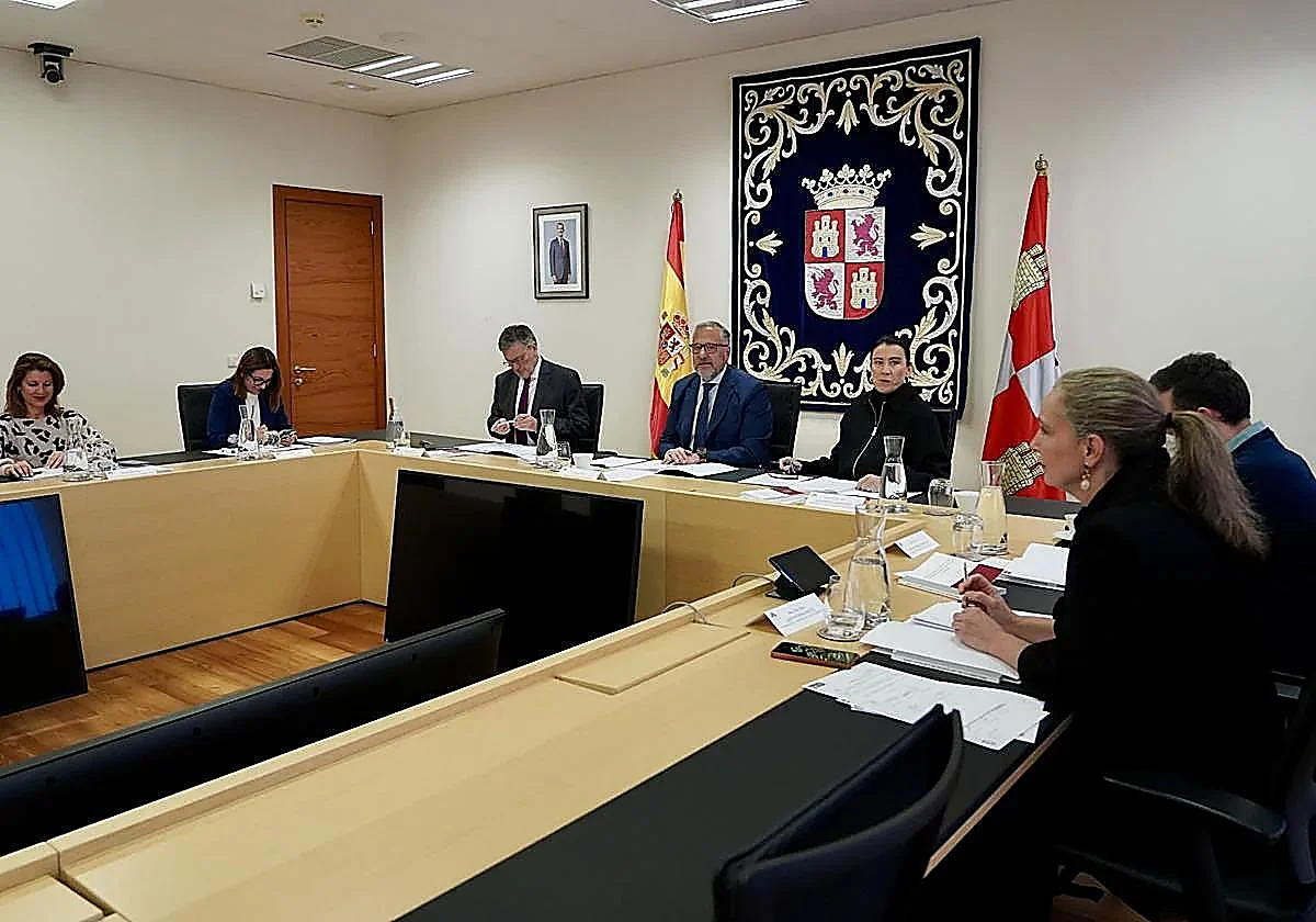 El PP presidirá la Mesa de las Cortes de Castilla y León tras llegar a un acuerdo con Vox
